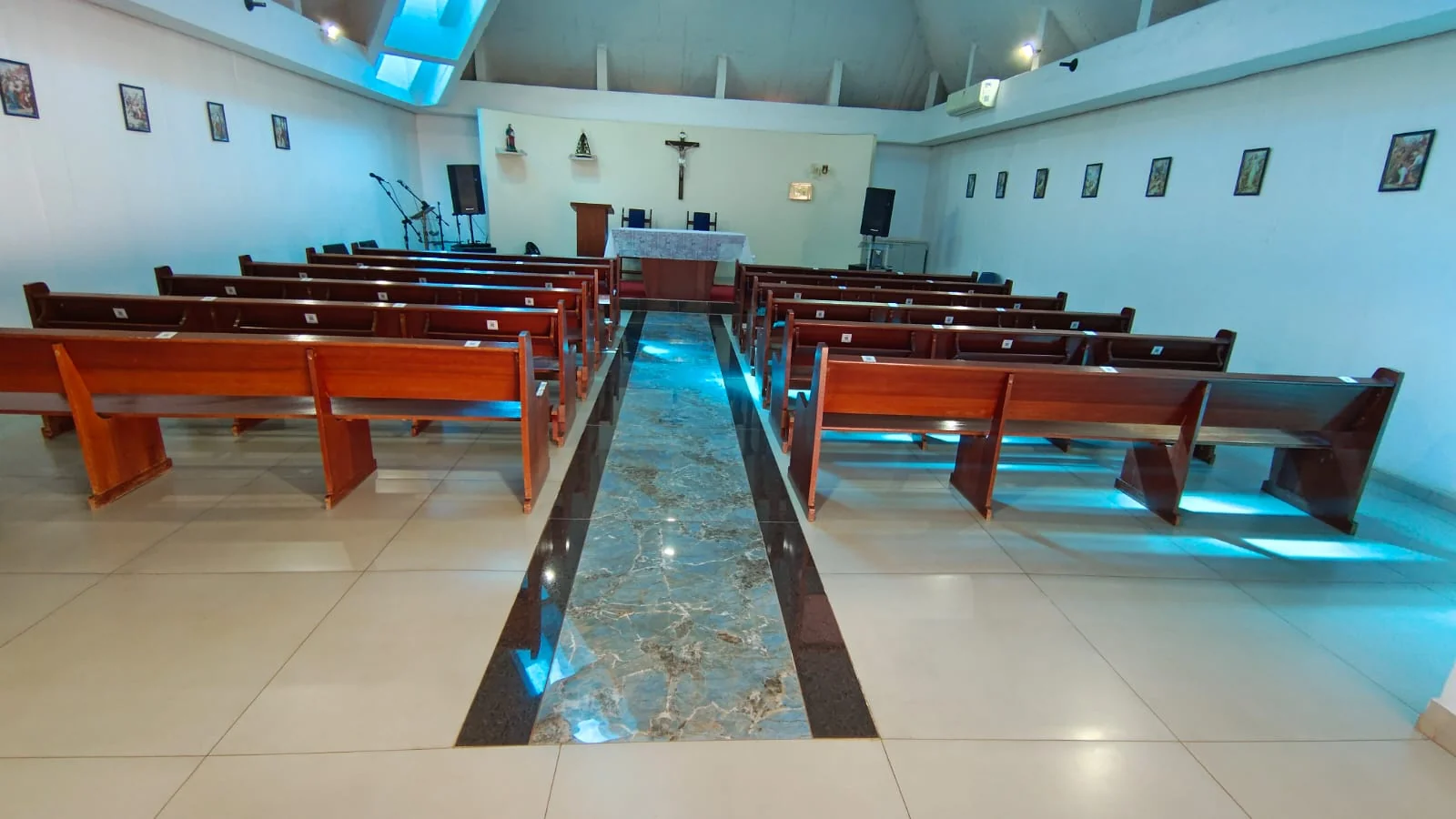 Interior da Capela Santo Antônio hoje, com os bancos e o altar