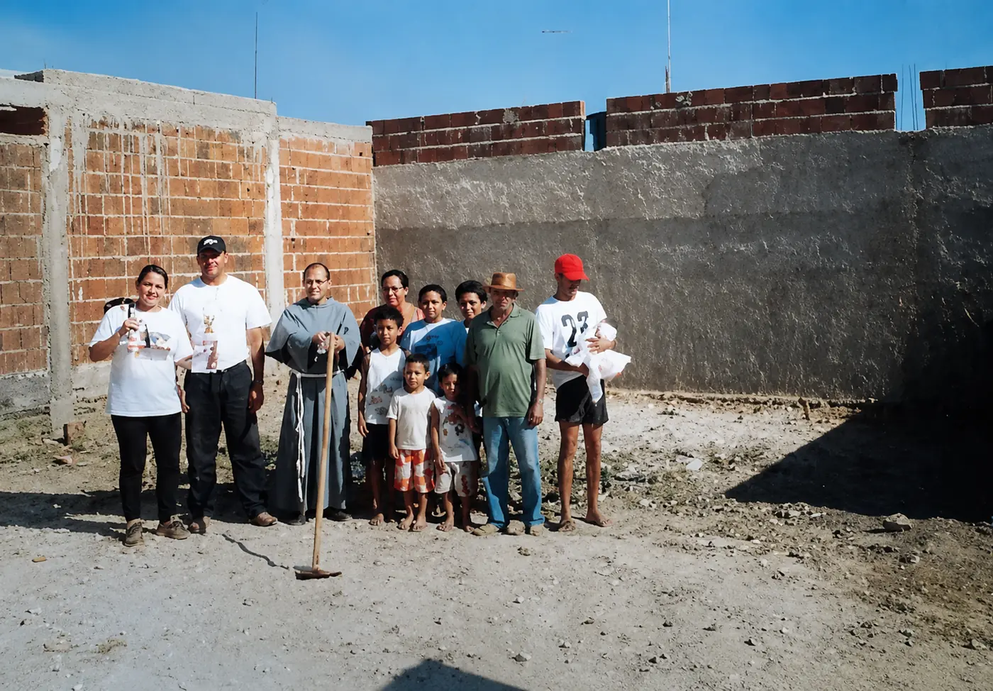 Construção da Capela Santo Antônio em 2005: comunidade reunida junto às paredes em obra